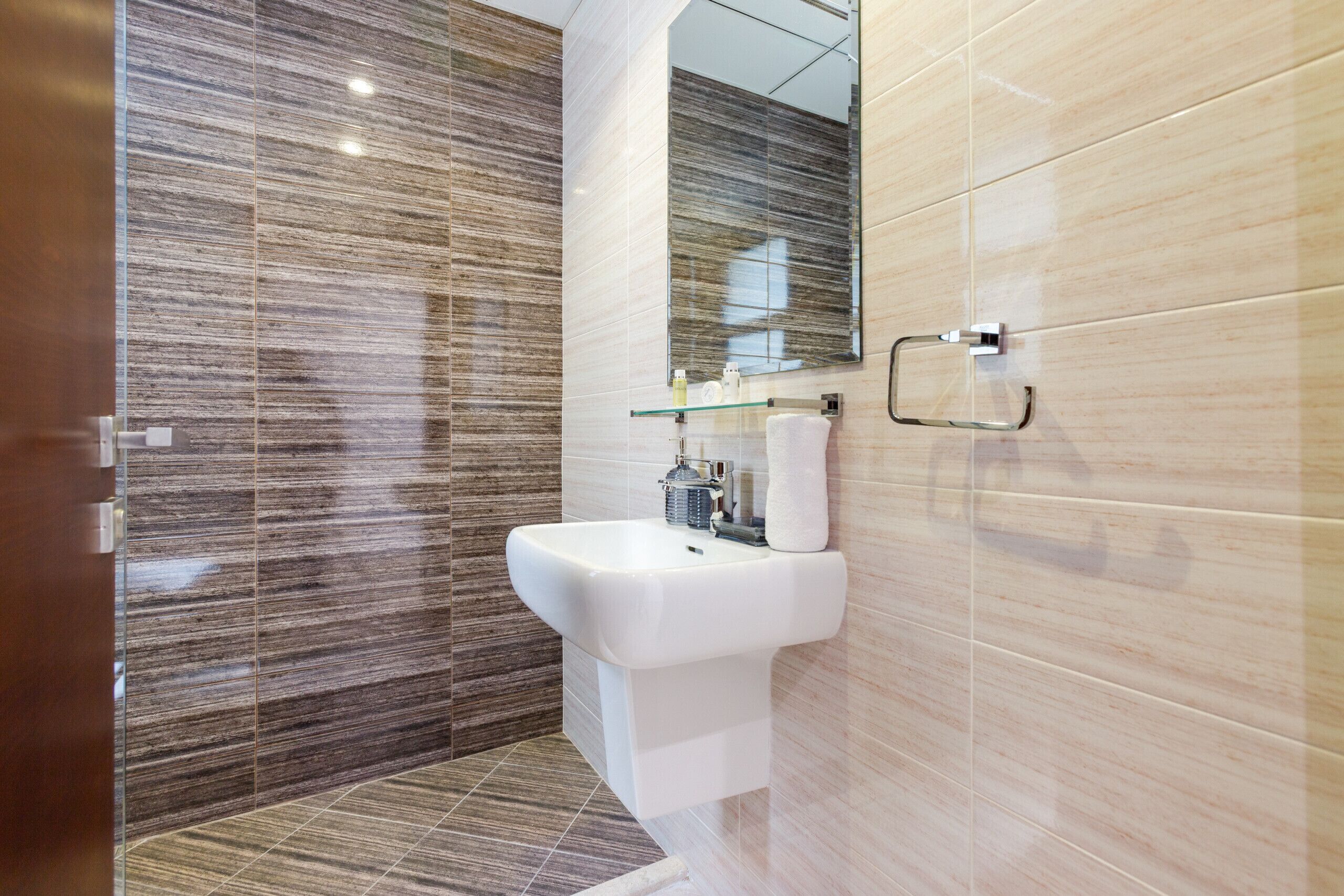 Dusj, hårføner, håndklær og såpe