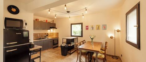 Réfrigérateur, four à micro-ondes, un four, surface de cuisson