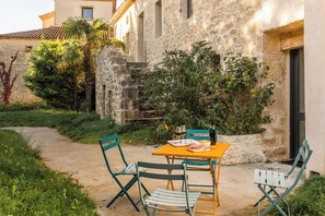 Outdoor dining - The Gardens of Light B&B (Floressas)