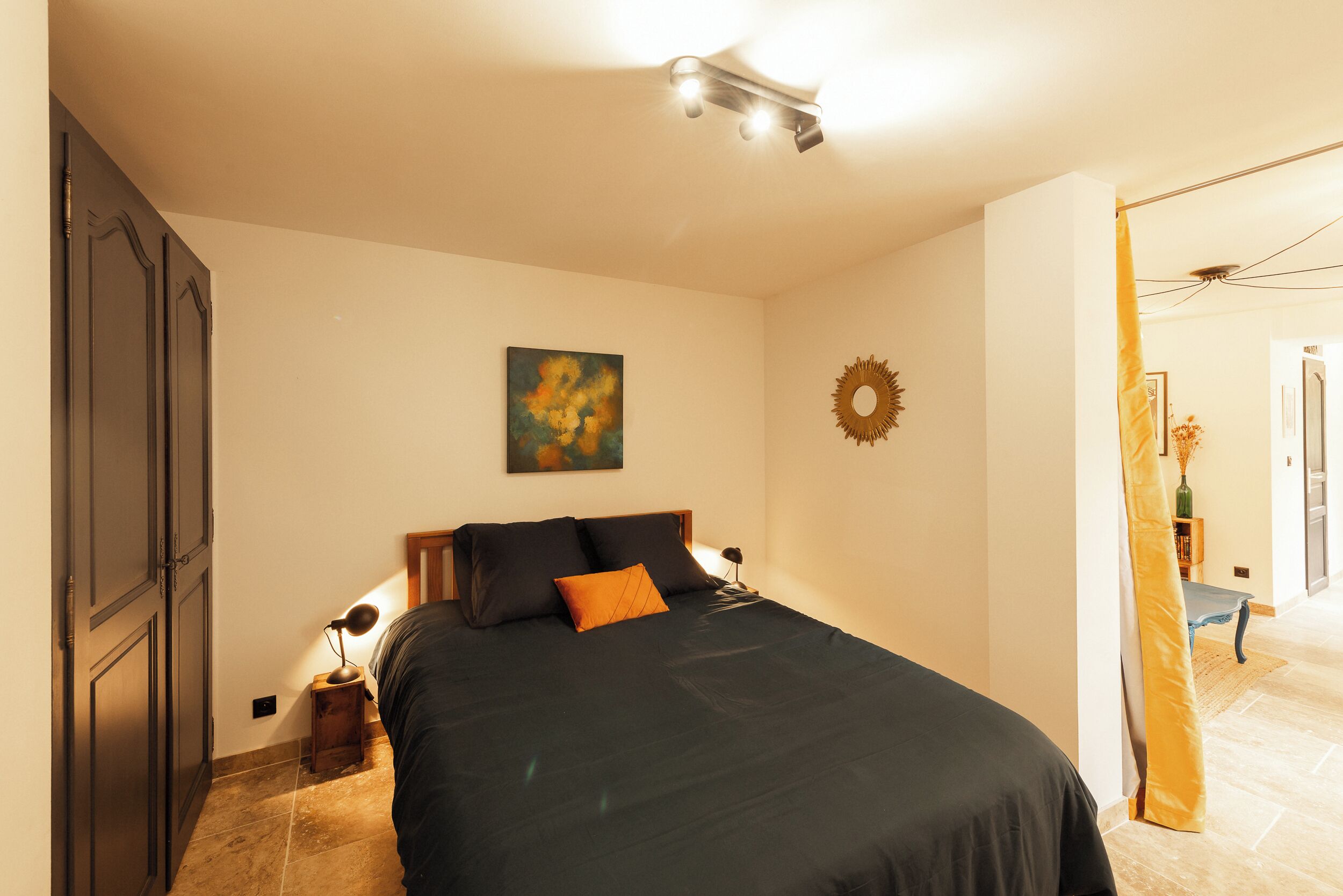 1 chambre, bureau, fer et planche à repasser, lit parapluie