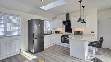 Apartamento | Cozinha privada | Geladeira, micro-ondas, fogão, cooktop