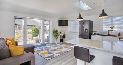 2022 Brand New Stylish Flat in Central Hayle
