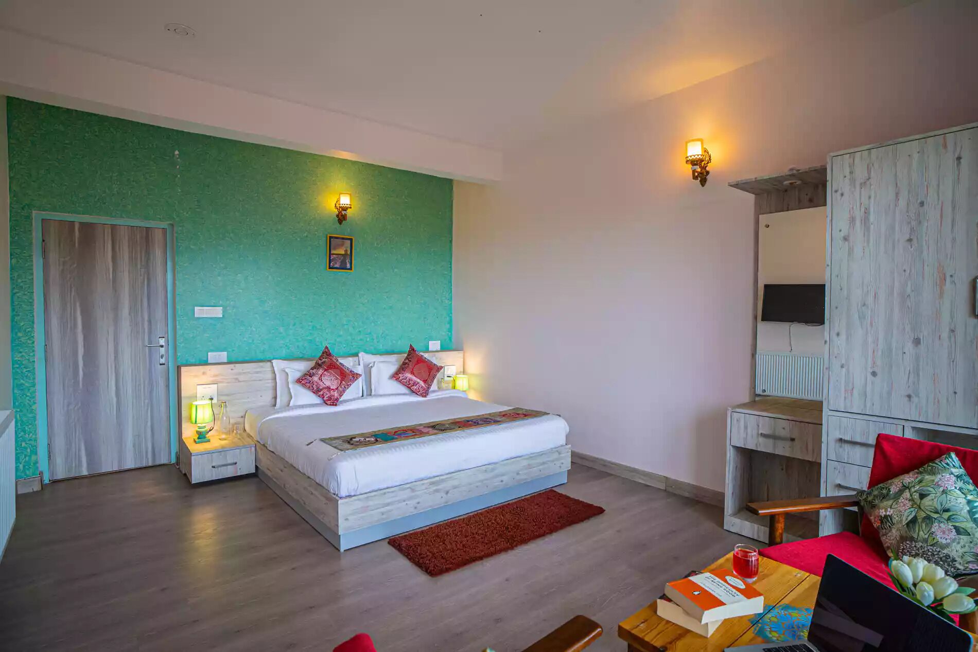 Rom – superior | Skrivebord, skrivebord for bærbar PC, wi-fi (inkludert) og sengetøy