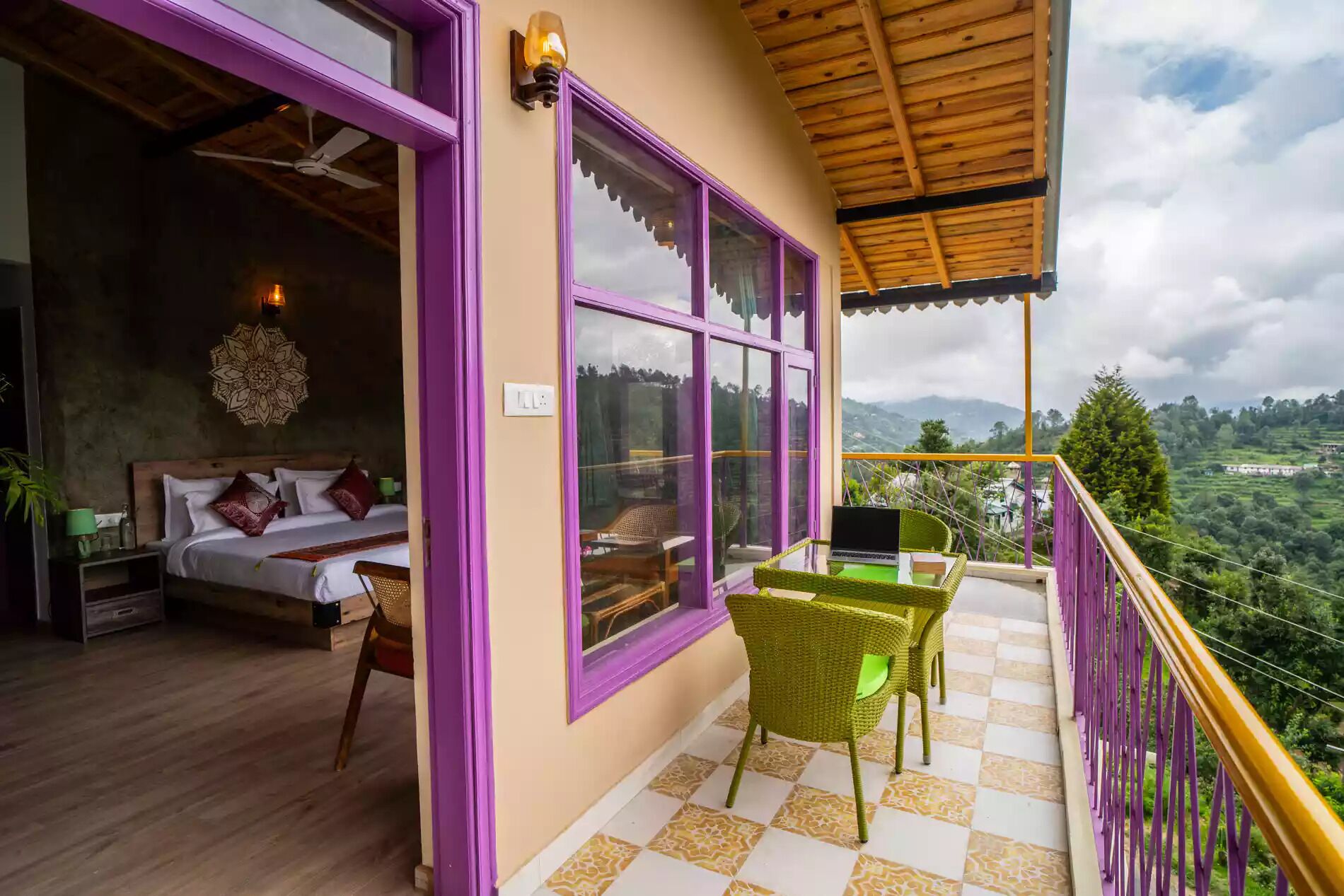Valley Facing Room | Bureau, espace de travail pour ordinateurs portables