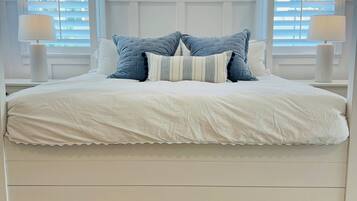 4 Schlafzimmer, Schreibtisch, Bügeleisen/Bügelbrett, Reisekinderbett