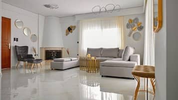 Three Bedroom Apartment with Sea View | Sala de estar | Una televisión de pantalla plana