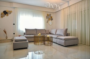 Three Bedroom Apartment with Sea View | Living room - Olivae Mare Suites (Kato Gouves)