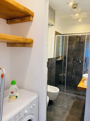 Dusche, Haartrockner, Bidet, Handtücher