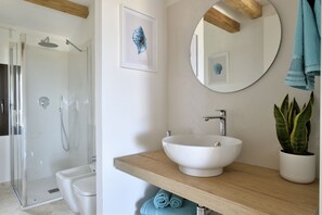 Dusche, Haartrockner, Bidet, Handtücher