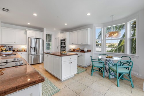 SEVENTH HEAVEN~Waterfront 5 BR, 4 Ba Townhome with Pool, Elevator & Dockage!