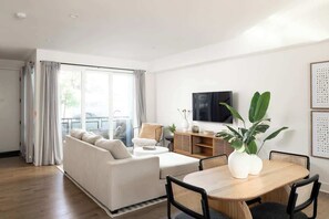 Televisión y oficina 