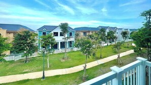 Una zona residencial con casas, un sendero y una cerca blanca de piquetes.