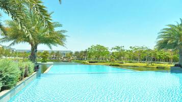 2 piscines a l'aire lliure