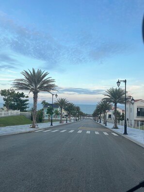 Ubicación cercana a la playa, arena blanca y bar en la playa