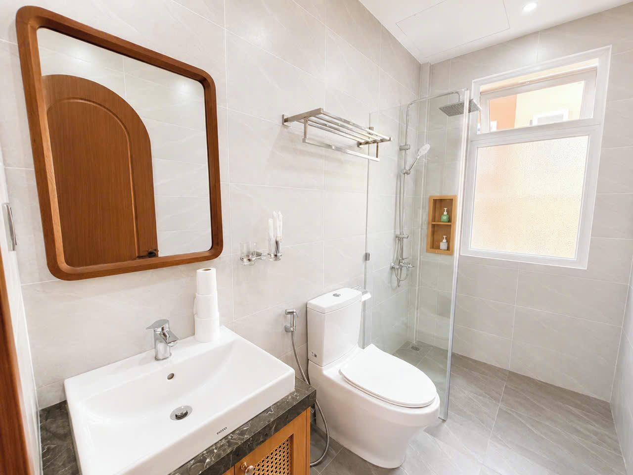 Une salle de bain avec un lavabo, des toilettes et une douche.
