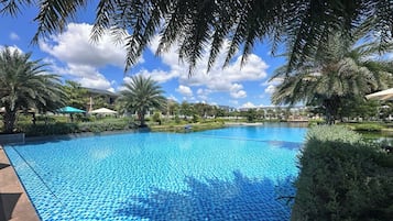 2 outdoor pools
