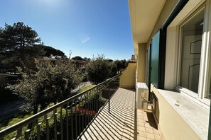 Lejlighed - 2 soveværelser - balkon - udsigt til have | Balkon