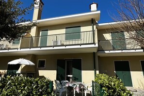 Apartment, 2 Bedrooms, Balcony, Garden View | Outdoor dining