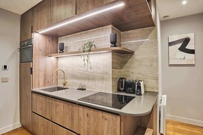 冷蔵庫、電子レンジ、オーブン、コンロ