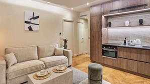 Smart TV, offices - Superb air-conditioned flat on the Champs Elysées (Paris)