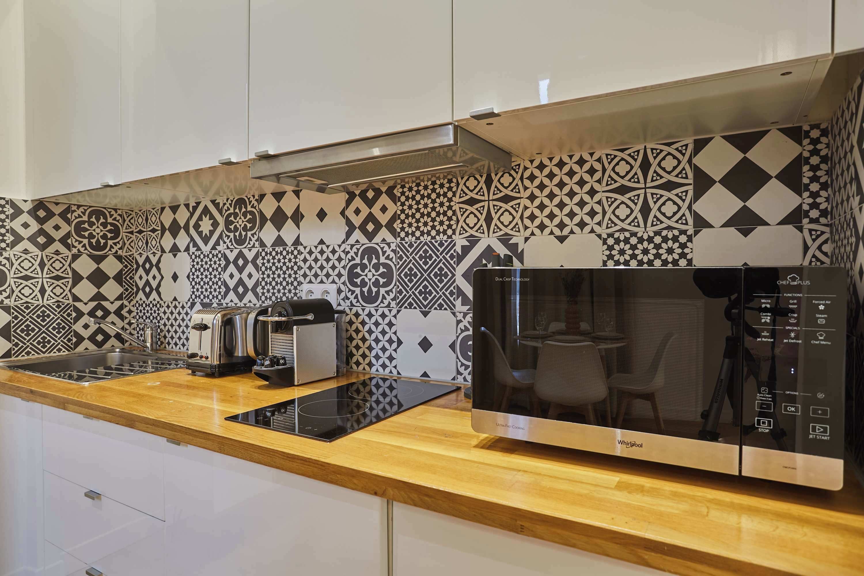 Kjøleskap, mikrobølgeovn, kokeplater og kaffetrakter/tekoker