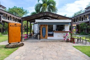 Outdoor dining - Pool, Tennis & Walk to Beach, 5 Min From Sand (Coco)