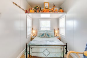 Cottage (1 Bedroom) | Interior - 8 Mi to Cathedral Caverns: Tiny Home Hideaway (Woodville)