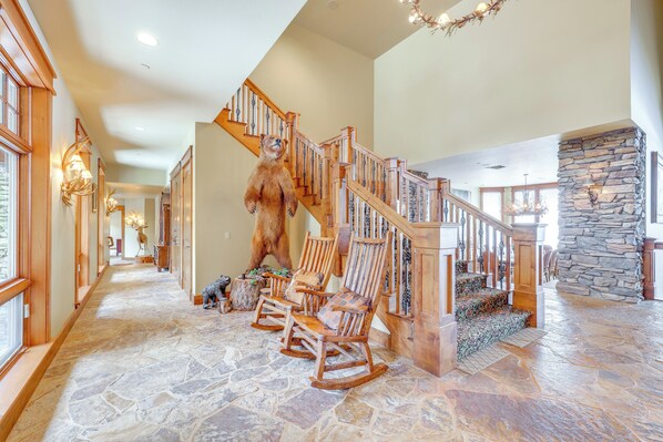 House (5 Bedrooms) | Interior - Hot Tub + Views: Luxe Mountain Escape in Yucaipa (Yucaipa)
