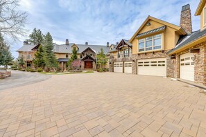 House (5 Bedrooms) | Front of property - Hot Tub + Views: Luxe Mountain Escape in Yucaipa (Yucaipa)