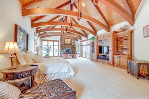 House (5 Bedrooms) | Interior - Hot Tub + Views: Luxe Mountain Escape in Yucaipa (Yucaipa)