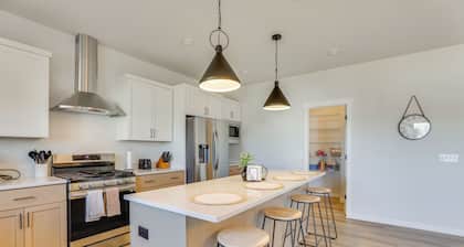 13 Mi to University of Wisconsin: Suburban Home