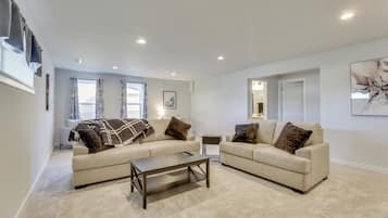 House (5 Bedrooms) | Interior