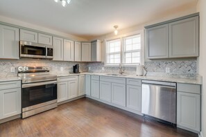 Interior - Virginia Getaway Near Douthat State Park (Clifton Forge)