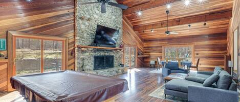Cottage (4 Bedrooms) | Living area | TV, books