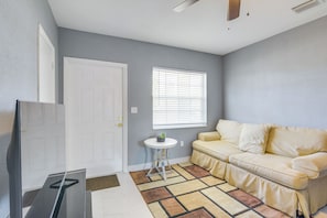 Interior - 7 Mi to Surfside Beach: Pet-friendly Unit in Miami (Miami Shores)