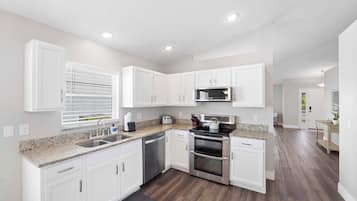 House (4 Bedrooms) | Interior