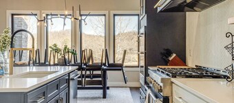 Lakefront Gem: Dock & Hot Tub in Jacksboro