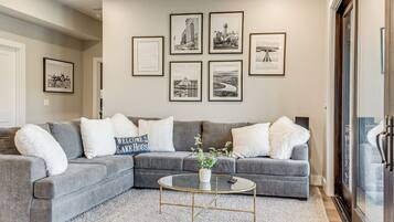 House (5 Bedrooms) | Interior