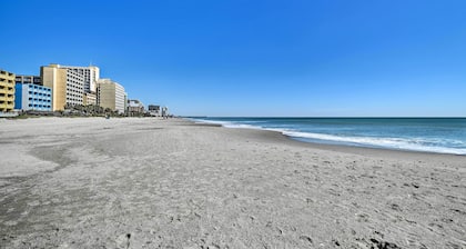 Pools & Spas: Beachfront Studio at Landmark Resort