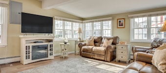 Near Beaches & Waterfront Dining: Home in Hampton!