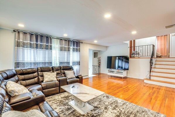 Living area - Work, Explore & Relax: Centrally Located Union Gem (Union)