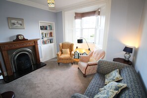 Una televisión, una chimenea