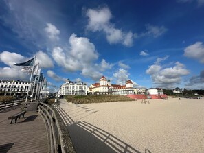 Beach - 4-star vacation apartment Residenz Binz: 3 rooms/balcony/garden/barbecue area (Binz)