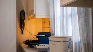 A kitchen area with a coffee maker, a rice cooker, and a basket of eggs on a countertop. - Naoussa Breeze Residence (Paros)