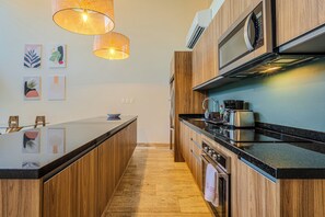 冷蔵庫、電子レンジ、オーブン、コンロ