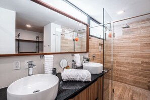 Dusche, Haartrockner, Handtücher, Seife
