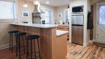 Fridge, stovetop, coffee/tea maker, electric kettle