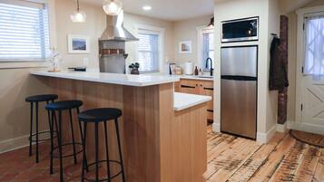 Refrigerador, microondas, parrilla de estufa y cafetera y tetera