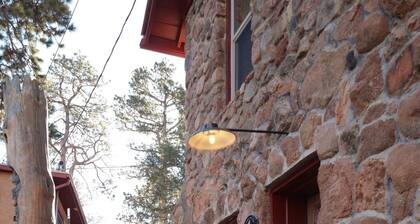 Stone Cottage w/ Artisan Design in Cascade
