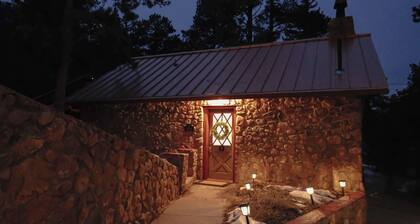 Elegant Stone Cottage by Pikes Peak